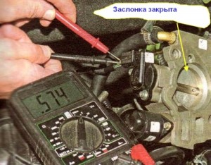 На фото - проверка работы датчика дроссельной заслонки Лады Калины, autoruk.ru