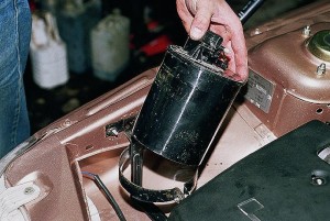 На фото - замена адсорбера, autoprospect.ru