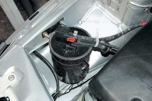 На фото - адсорбер на автомобиле ВАЗ, autocentre.ua