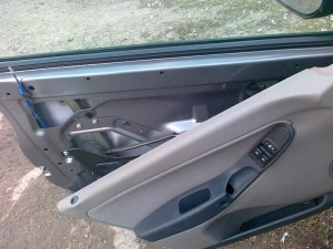 На фото - разборка обшивки двери на Лада Калина, kalina-auto.blogspot.com