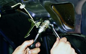 На фото - замена замка капота ВАЗ-2109, vaz-autos.ru
