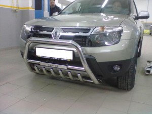 На фото - установка кенгурина на передний бампер Рено Дастер, dusterclubs.ru