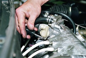 На фото - замена датчика положения дроссельной заслонки, autoprospect.ru