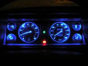 На фото - светодиодная подсветка панели приборов ВАЗ 2107, semerkainfo.ru