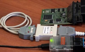 На фото - перепрошивка ЭБУ с помощью ПАК Загрузчика v3 Combiloader, automaster18.ru