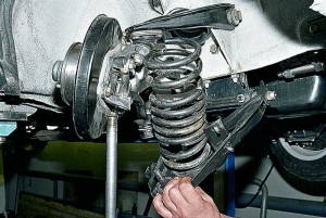 На фото - замена пружин подвески ВАЗ 2107, remocars.ru