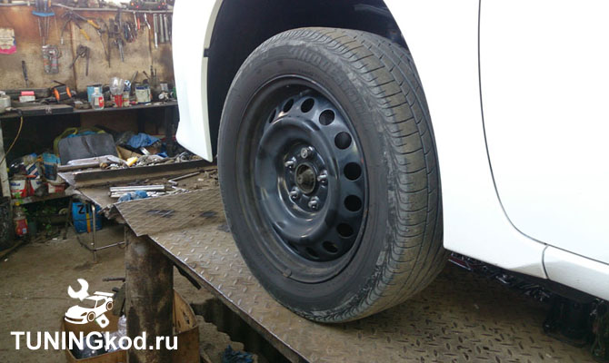 Снимаем колесо