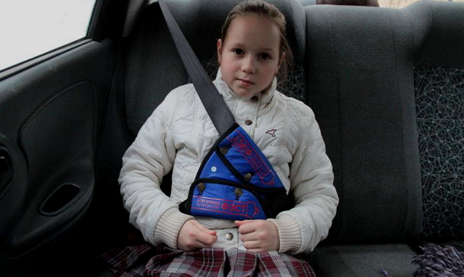 Оптимальное положение ремня на груди маленького пассажира