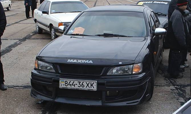 Мухабойка на капоте авто