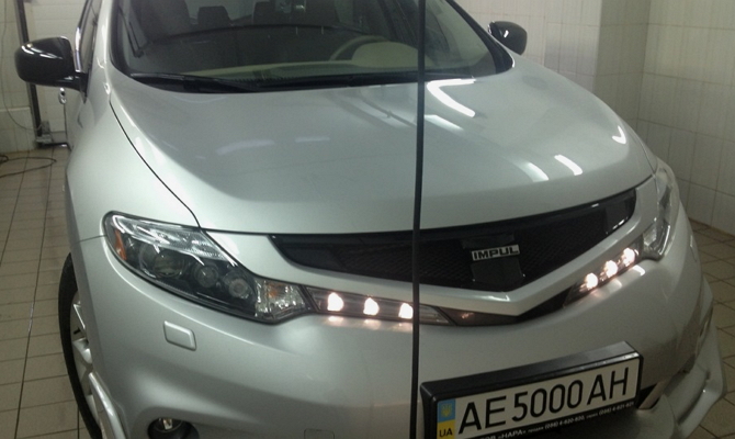 Подсветка под решеткой радиатора Nissan Murano