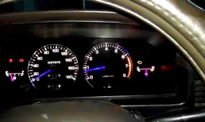 Тюнингованная приборная панель в салоне авто