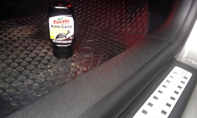Одним из компонентов средства Turtle Wax является особый пигмент черного оттенка, позволяющий замаскировать мелкие царапины на пластике