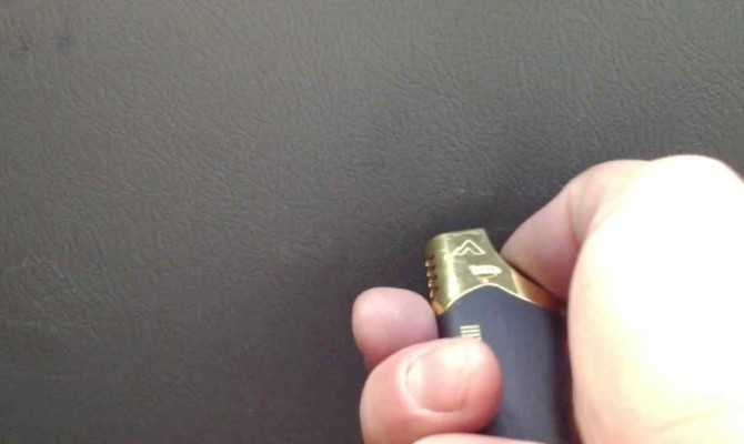 Сгладить недостатки отделочного материала можно подручными средствами, например, обычной зажигалкой
