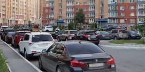 Новый закон запрещает парковку в большинстве многоквартирных домов