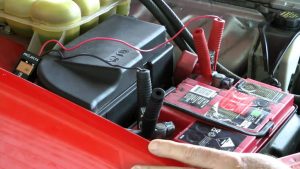 Бортовая зарядка аккумулятора: стоит ли заряжать не снимая с авто?