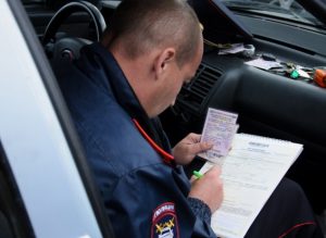 Возможен ли штраф за мигание фарами и что делать, если пытаются оштрафовать?