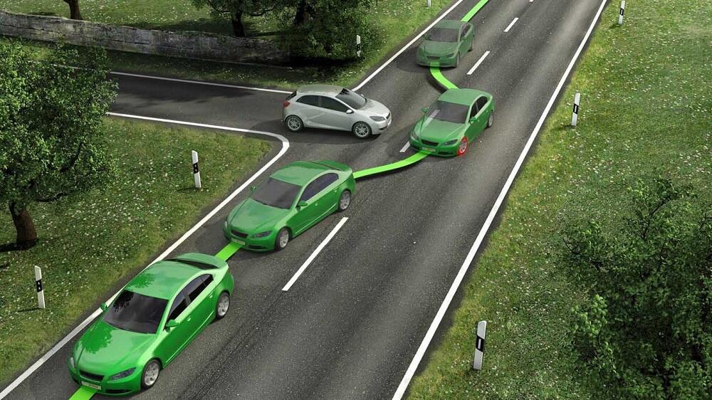 Автомобиль резко объезжает другой автомобиль