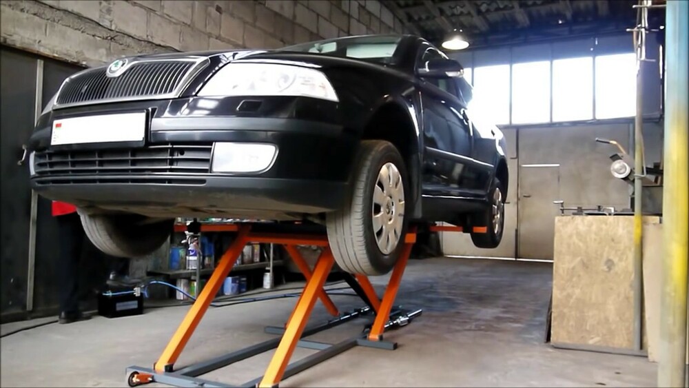 Авто на автоподъемнике