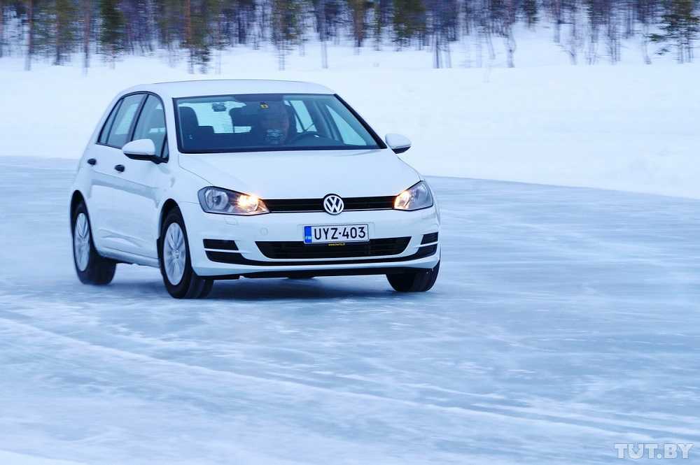 Авто едет по скользкой дороге