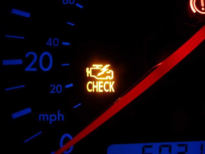 Загоревшаяся лампочка "Check Engine"