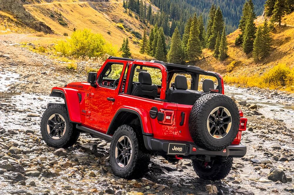 Jeep Wrangler красного цвета