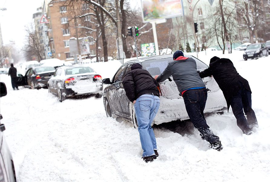 Машина застряла в снегу, грязи или песке