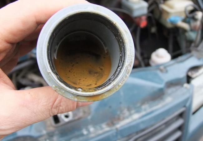 Маслоотделитель картерных газов в руках