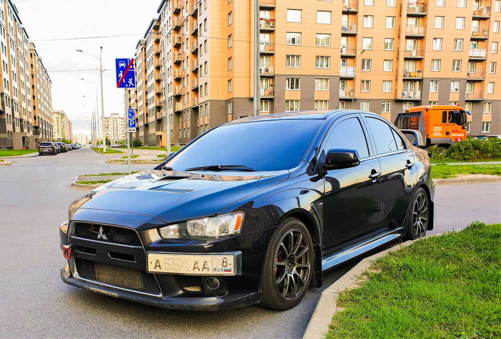 Номер сбоку на машине