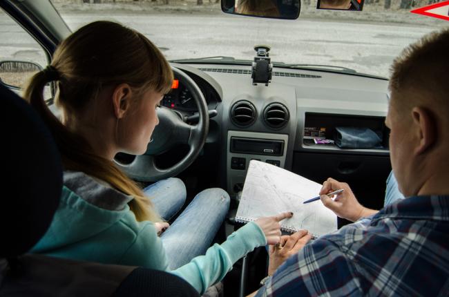 Мужчина преподаватель в автошколе