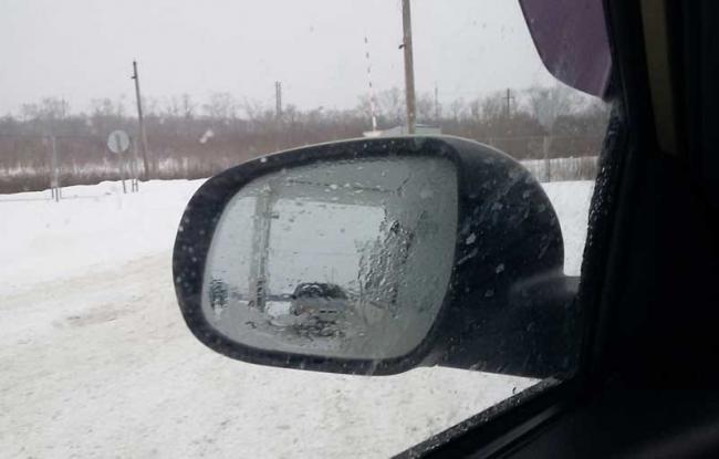 Боковое зеркало автомобиля