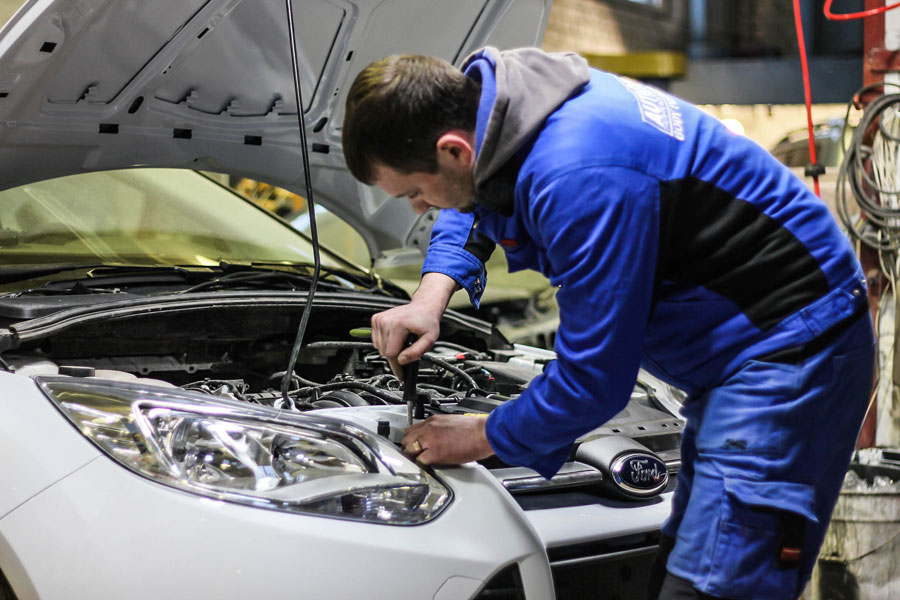 Обслуживание автомобиля в автомастерской