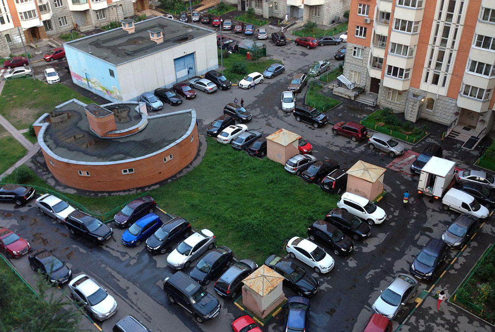 Парковка во дворе