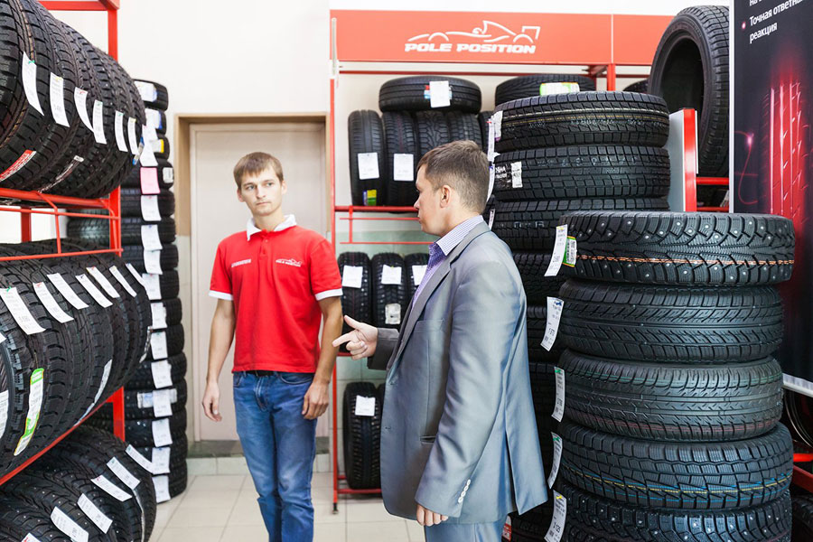 Покупка шин в автомагазине