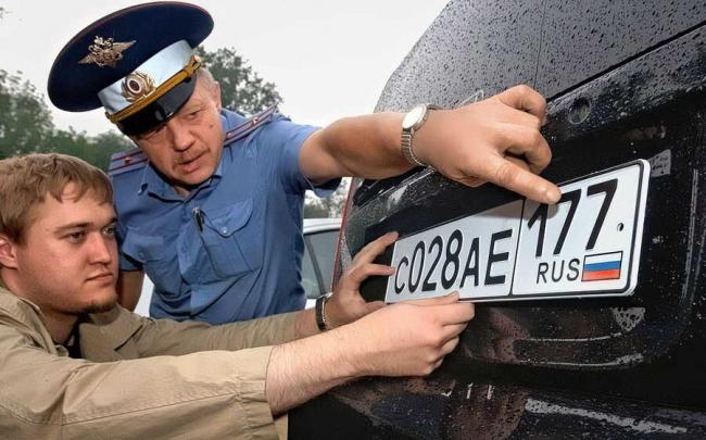 Фиксация на машине регистрационного знака