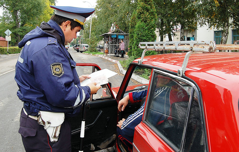 Проверка документов на посту ГИБДД