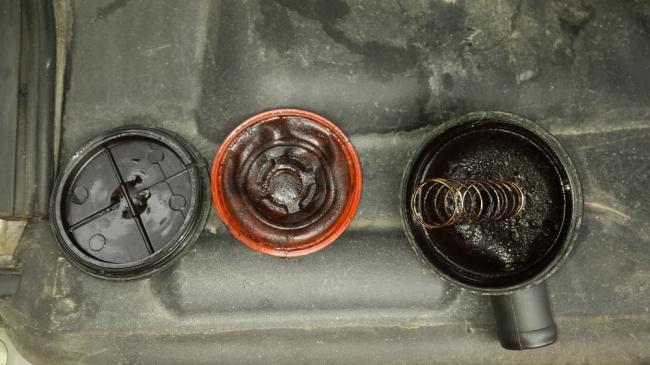 Разобранный клапан вентиляции картерных газов