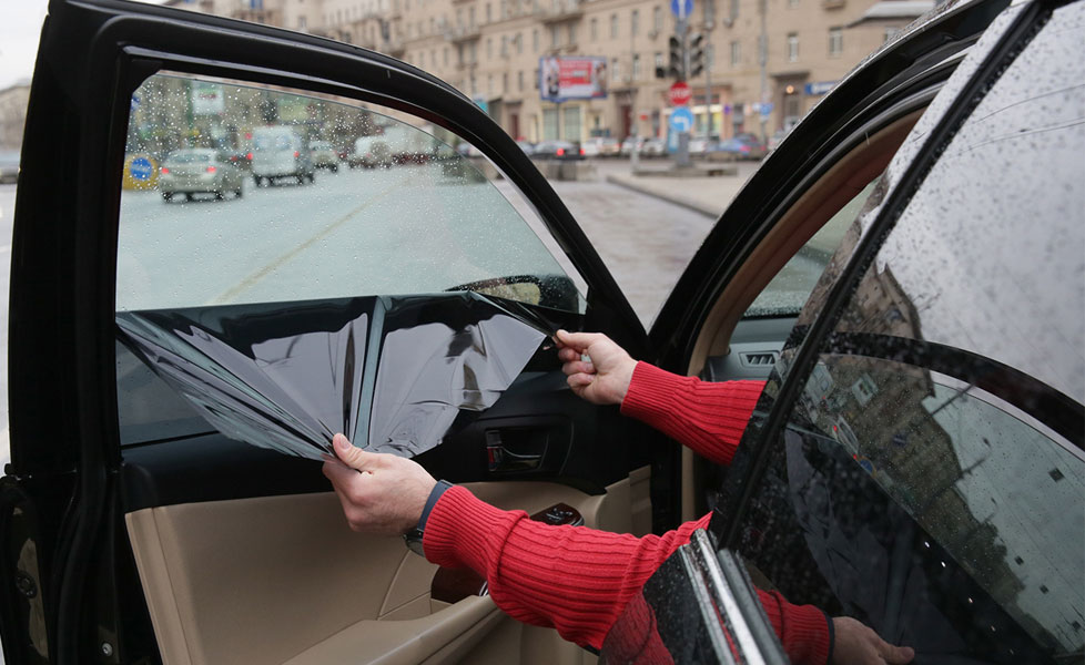 Снятие плёнки со стекла авто