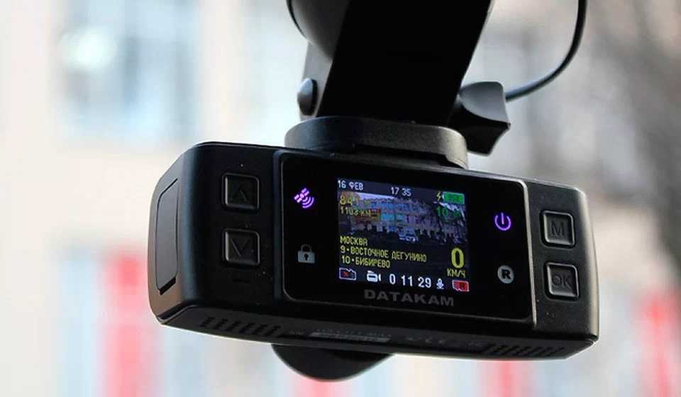 Видеорегистратор в салоне авто