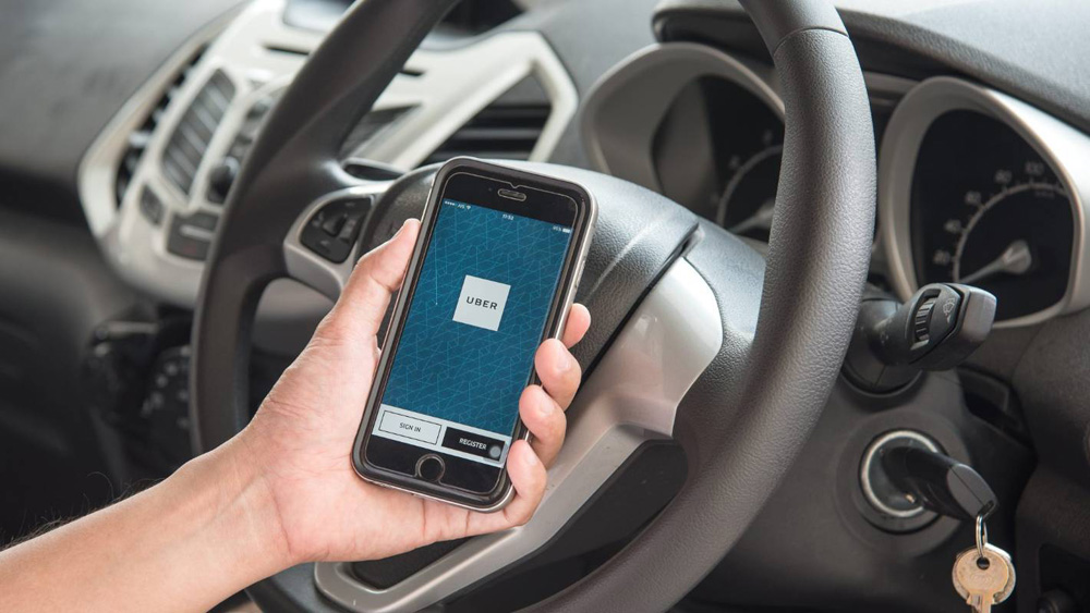 Водитель UBER такси